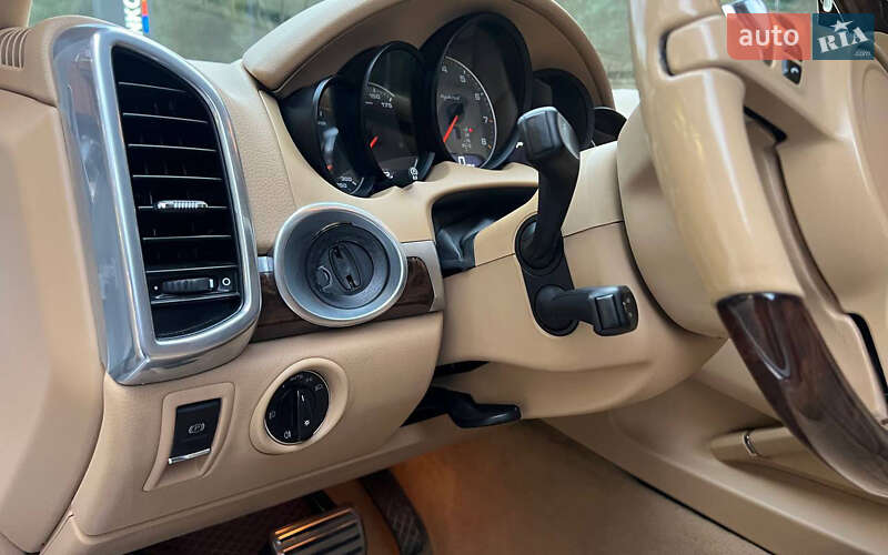 Позашляховик / Кросовер Porsche Cayenne 2012 в Чернівцях