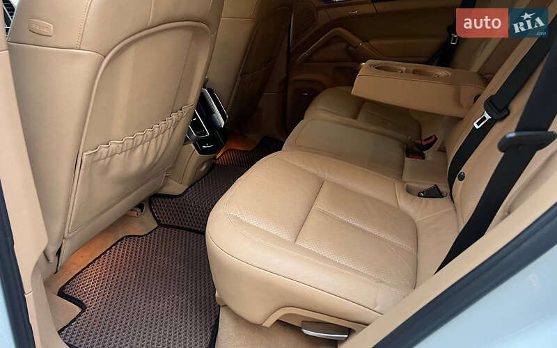 Позашляховик / Кросовер Porsche Cayenne 2012 в Чернівцях