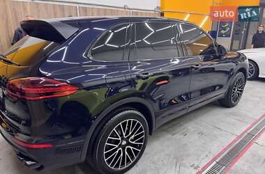 Позашляховик / Кросовер Porsche Cayenne 2016 в 
