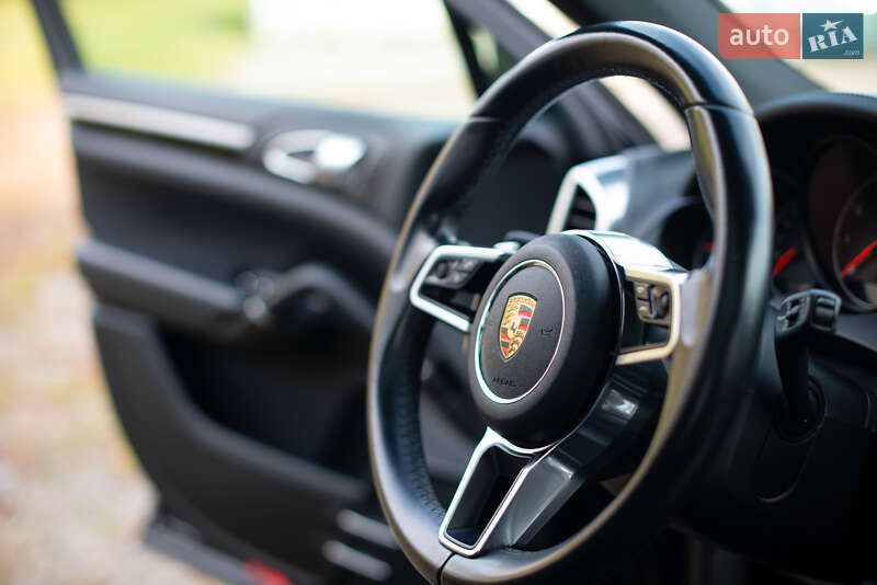 Внедорожник / Кроссовер Porsche Cayenne 2015 в Долине