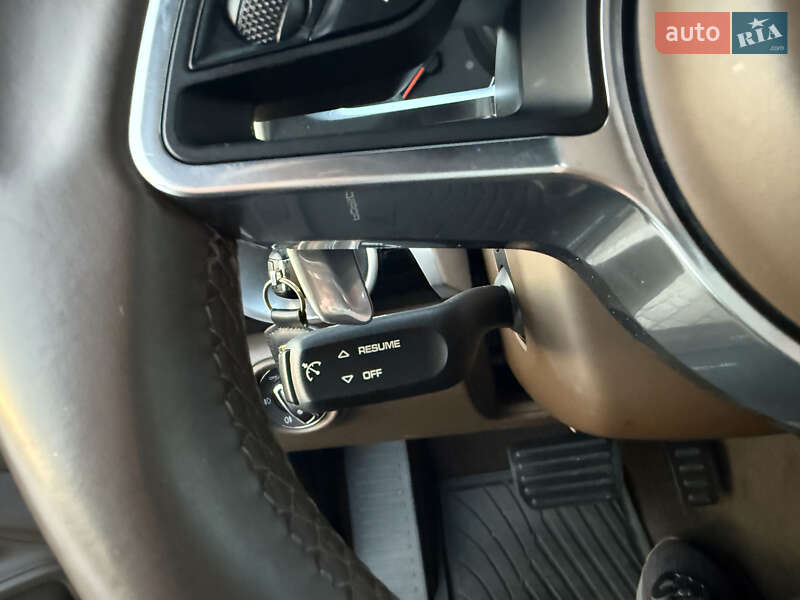 Внедорожник / Кроссовер Porsche Cayenne 2015 в Ровно