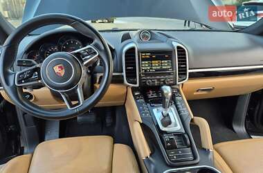 Внедорожник / Кроссовер Porsche Cayenne 2015 в 