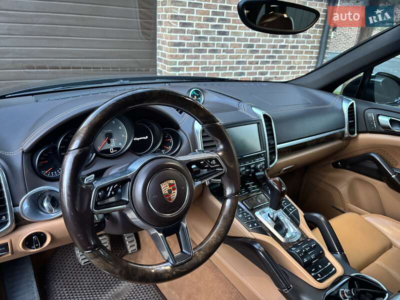 Внедорожник / Кроссовер Porsche Cayenne 2015 в Стоянке фото 2 Внедорожник / Кроссовер Porsche Cayenne 2015 в Стоянке