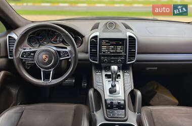 Внедорожник / Кроссовер Porsche Cayenne 2016 в 