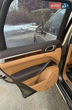 Позашляховик / Кросовер Porsche Cayenne 2012 в 