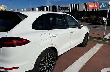 Позашляховик / Кросовер Porsche Cayenne 2016 в 