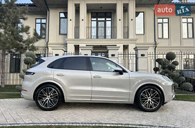 Внедорожник / Кроссовер Porsche Cayenne 2024 в 