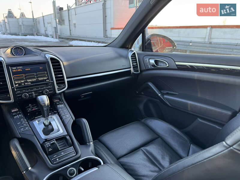 Внедорожник / Кроссовер Porsche Cayenne 2015 в Киеве