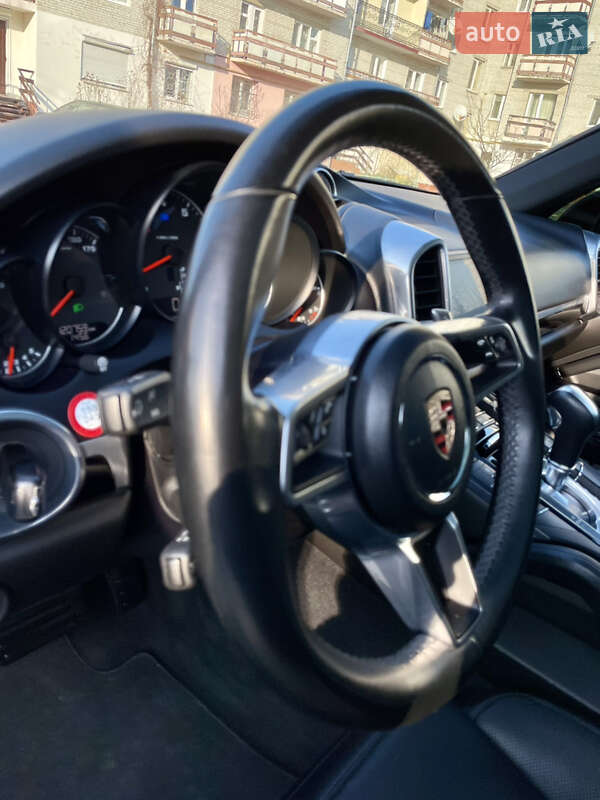 Внедорожник / Кроссовер Porsche Cayenne 2016 в Самборе