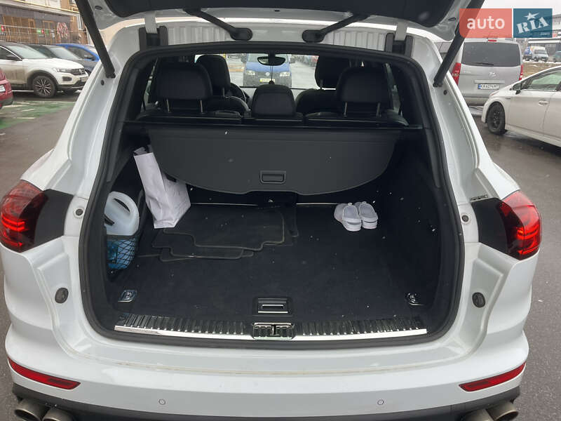 Внедорожник / Кроссовер Porsche Cayenne 2014 в Киеве
