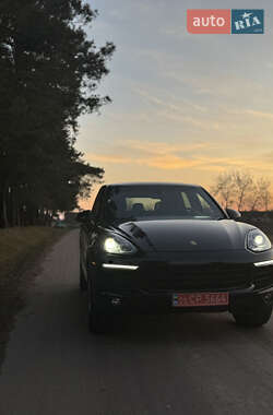 Внедорожник / Кроссовер Porsche Cayenne 2015 в Луцке