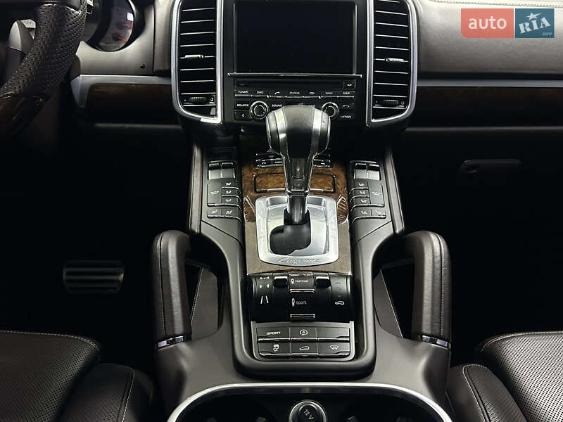 Позашляховик / Кросовер Porsche Cayenne 2011 в Чернівцях