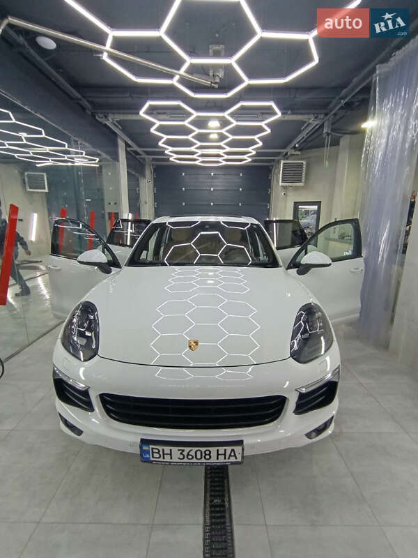 Внедорожник / Кроссовер Porsche Cayenne 2015 в 