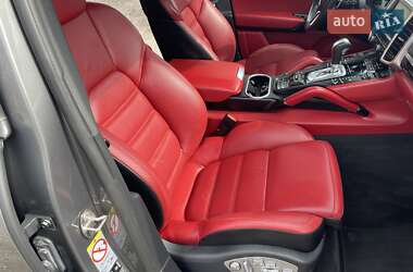 Внедорожник / Кроссовер Porsche Cayenne 2016 в 