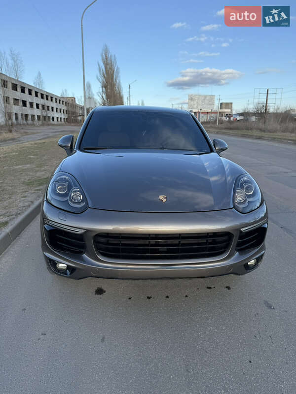 Внедорожник / Кроссовер Porsche Cayenne 2016 в Сумах