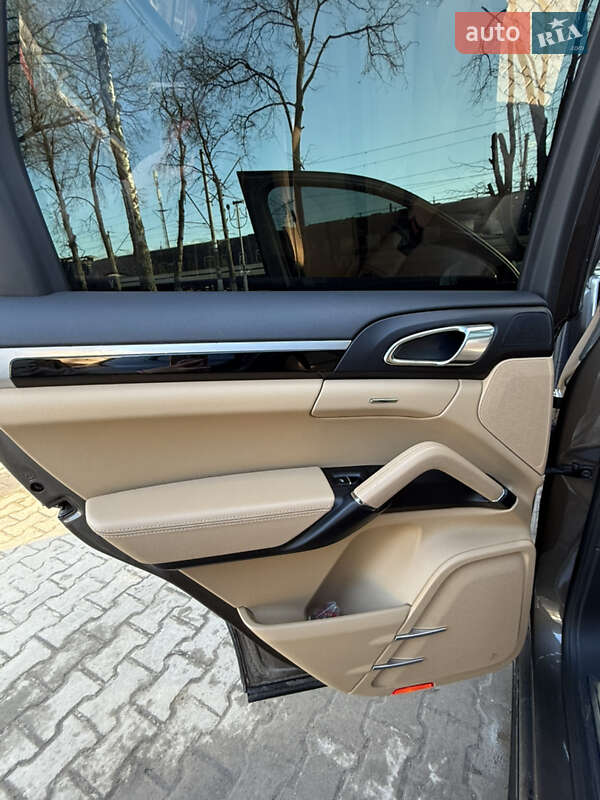 Внедорожник / Кроссовер Porsche Cayenne 2016 в Сумах