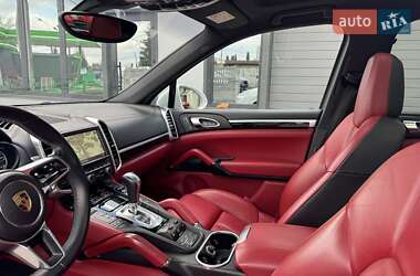 Внедорожник / Кроссовер Porsche Cayenne 2015 в 