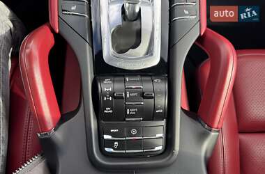 Внедорожник / Кроссовер Porsche Cayenne 2015 в 
