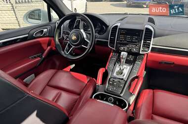 Внедорожник / Кроссовер Porsche Cayenne 2015 в 