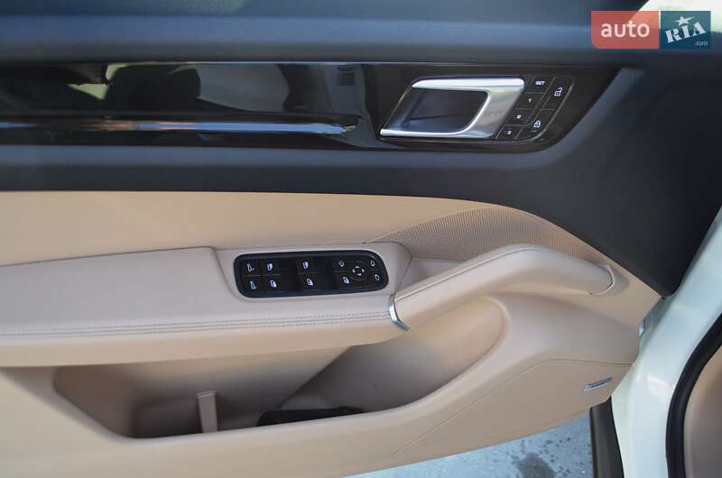 Внедорожник / Кроссовер Porsche Cayenne 2018 в Киеве