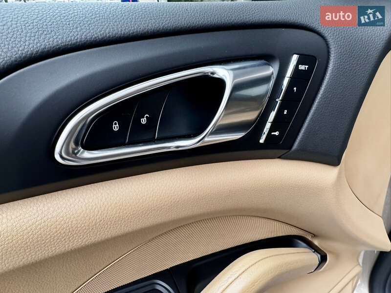 Позашляховик / Кросовер Porsche Cayenne 2016 в Києві