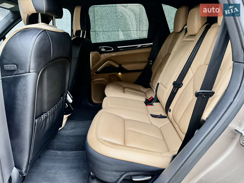 Позашляховик / Кросовер Porsche Cayenne 2016 в Києві