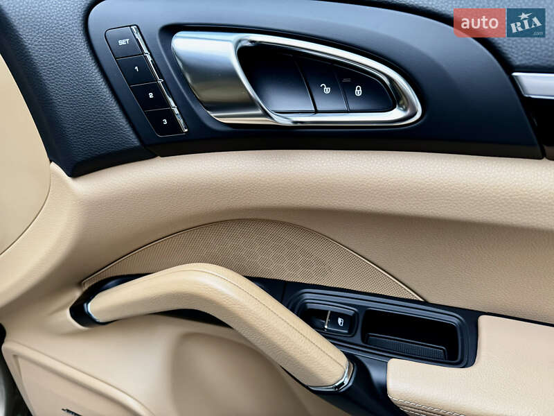 Позашляховик / Кросовер Porsche Cayenne 2016 в Києві