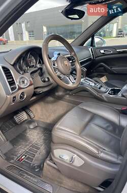 Внедорожник / Кроссовер Porsche Cayenne 2015 в 