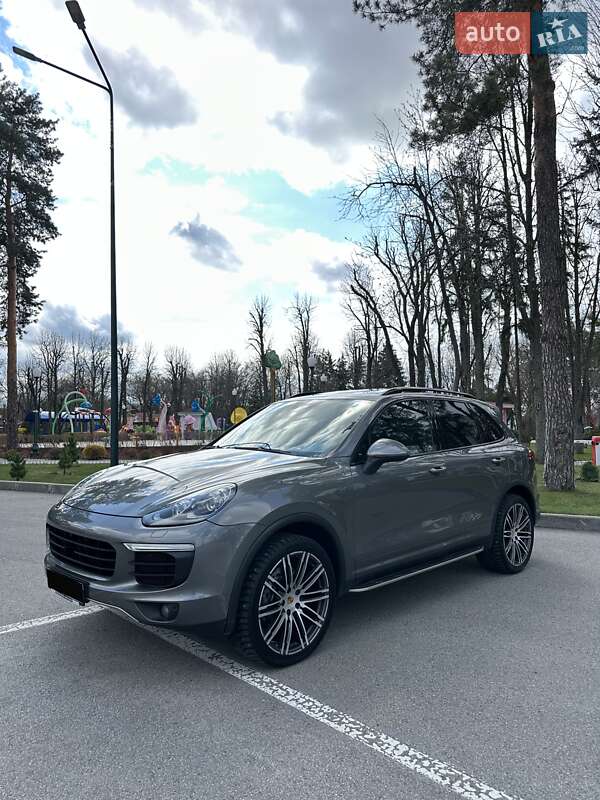 Внедорожник / Кроссовер Porsche Cayenne 2015 в Киеве