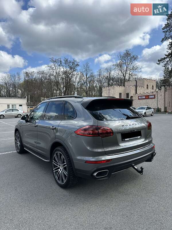 Внедорожник / Кроссовер Porsche Cayenne 2015 в Киеве