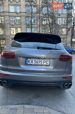 Внедорожник / Кроссовер Porsche Cayenne 2015 в 