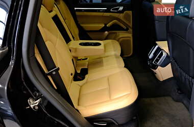 Внедорожник / Кроссовер Porsche Cayenne 2015 в 