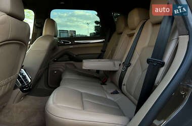 Внедорожник / Кроссовер Porsche Cayenne 2012 в 