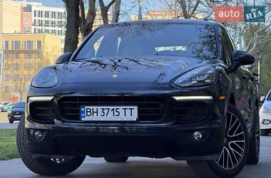 Внедорожник / Кроссовер Porsche Cayenne 2015 в 