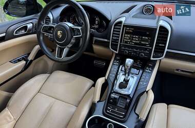 Внедорожник / Кроссовер Porsche Cayenne 2015 в 