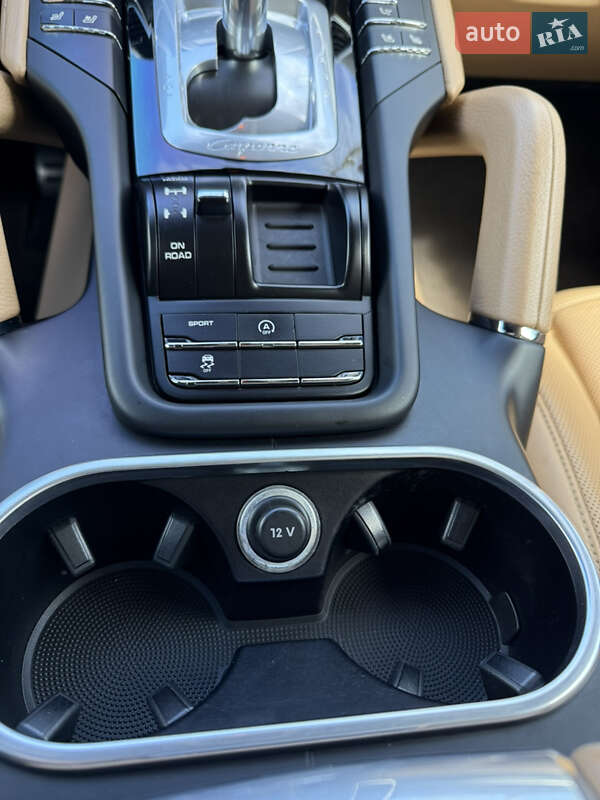 Внедорожник / Кроссовер Porsche Cayenne 2015 в Киеве