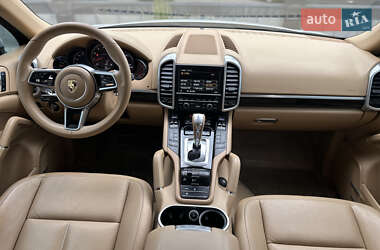 Внедорожник / Кроссовер Porsche Cayenne 2016 в 