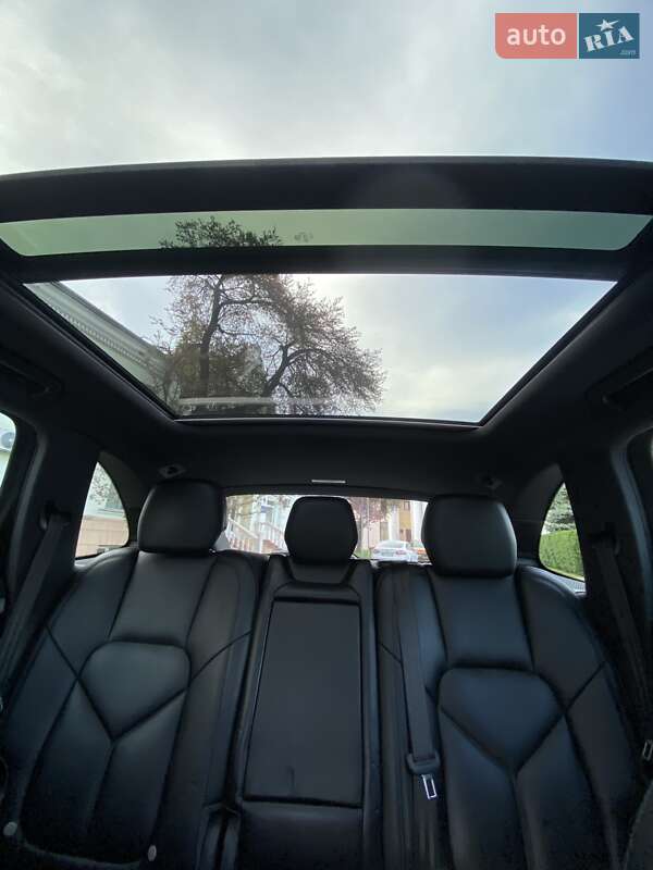 Внедорожник / Кроссовер Porsche Cayenne 2016 в Ужгороде