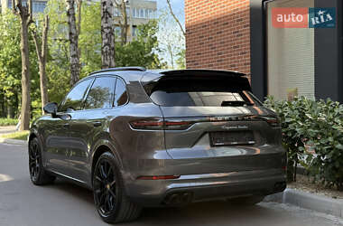 Внедорожник / Кроссовер Porsche Cayenne 2018 в 