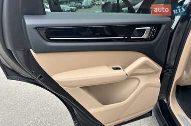 Внедорожник / Кроссовер Porsche Cayenne 2018 в 