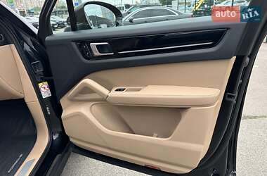 Внедорожник / Кроссовер Porsche Cayenne 2018 в 