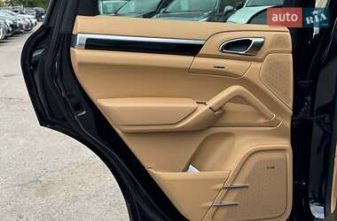 Внедорожник / Кроссовер Porsche Cayenne 2015 в 