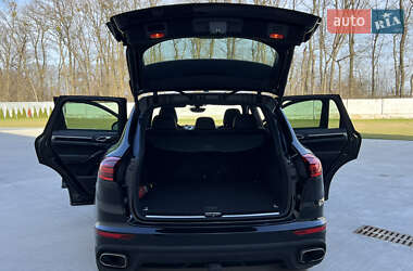 Внедорожник / Кроссовер Porsche Cayenne 2016 в 