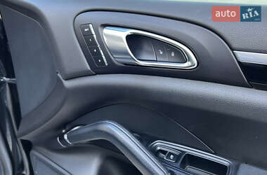 Внедорожник / Кроссовер Porsche Cayenne 2016 в 