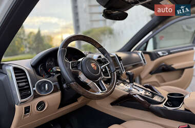 Внедорожник / Кроссовер Porsche Cayenne 2015 в 
