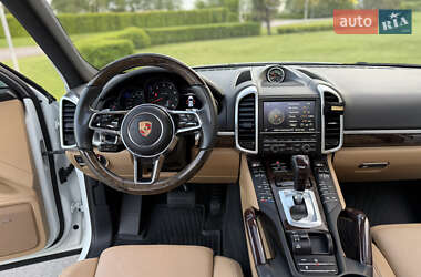 Внедорожник / Кроссовер Porsche Cayenne 2015 в 