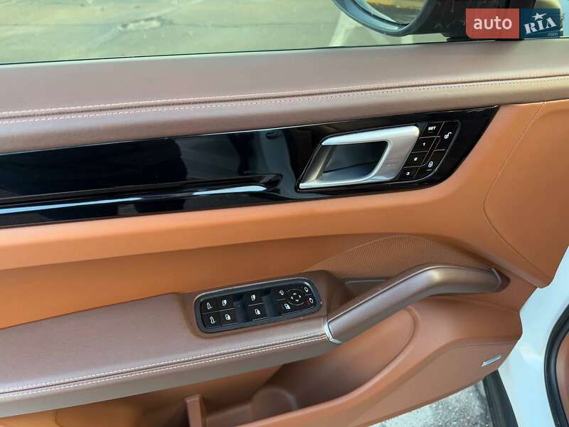 Внедорожник / Кроссовер Porsche Cayenne 2018 в Киеве