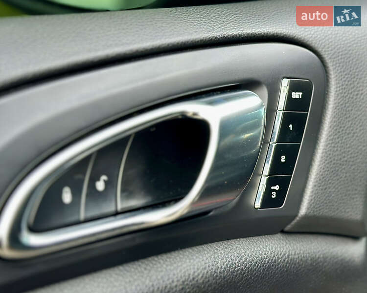 Внедорожник / Кроссовер Porsche Cayenne 2012 в Киеве