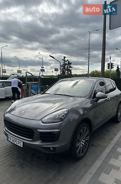 Внедорожник / Кроссовер Porsche Cayenne 2015 в 