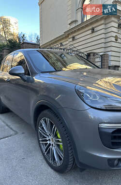 Внедорожник / Кроссовер Porsche Cayenne 2015 в 